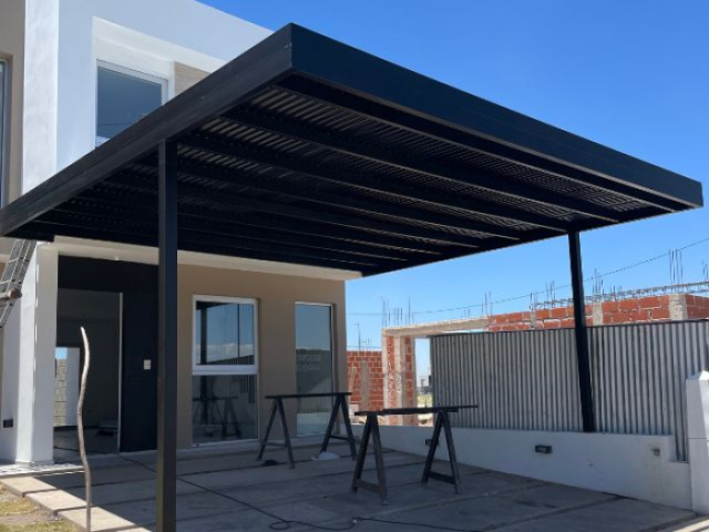 Cochera de hierro con chapa metalica prepintada negra