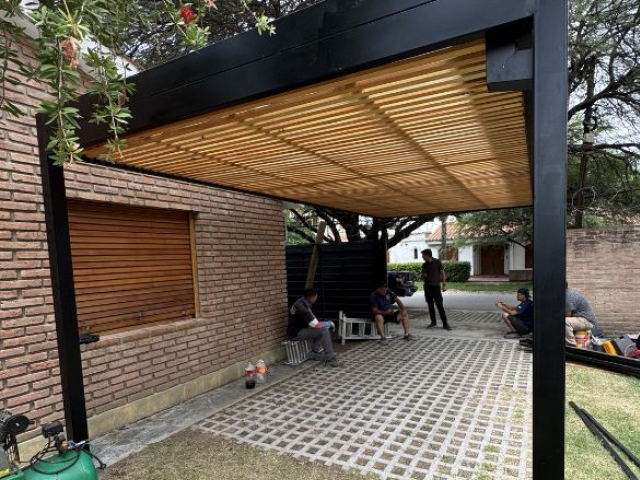 Cochera de estructura metálica y canaleta interna